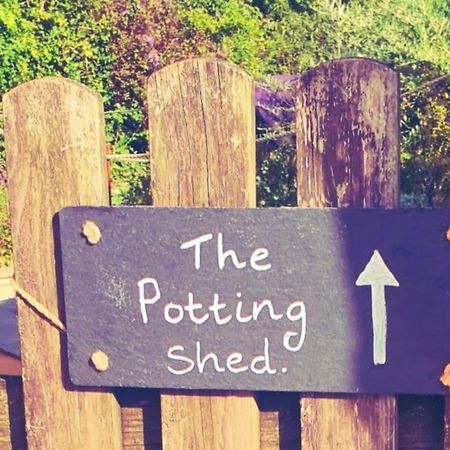 The Potting Shed Near Tenby, 100" Projector, Four Poster Bed, On-Site Hot Tub Access Via Spa Pack, Breakfast Екстер'єр фото