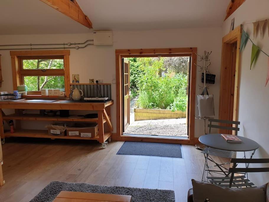 The Potting Shed Near Tenby, 100" Projector, Four Poster Bed, On-Site Hot Tub Access Via Spa Pack, Breakfast Екстер'єр фото