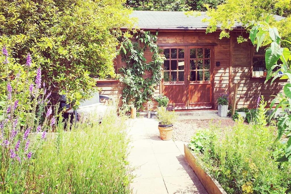 The Potting Shed Near Tenby, 100" Projector, Four Poster Bed, On-Site Hot Tub Access Via Spa Pack, Breakfast Екстер'єр фото