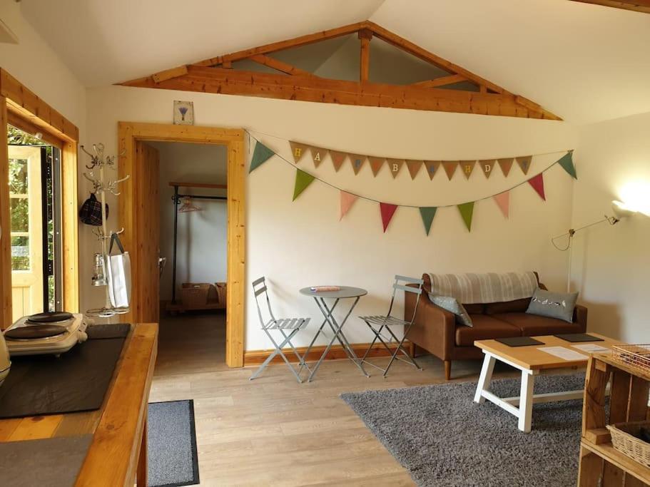 The Potting Shed Near Tenby, 100" Projector, Four Poster Bed, On-Site Hot Tub Access Via Spa Pack, Breakfast Екстер'єр фото