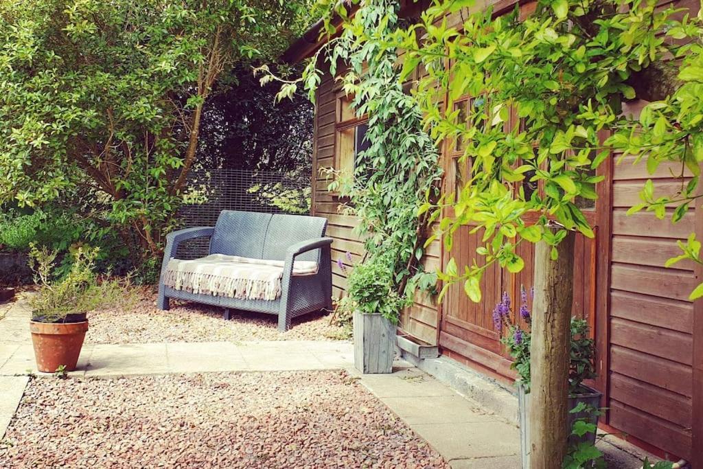 The Potting Shed Near Tenby, 100" Projector, Four Poster Bed, On-Site Hot Tub Access Via Spa Pack, Breakfast Екстер'єр фото