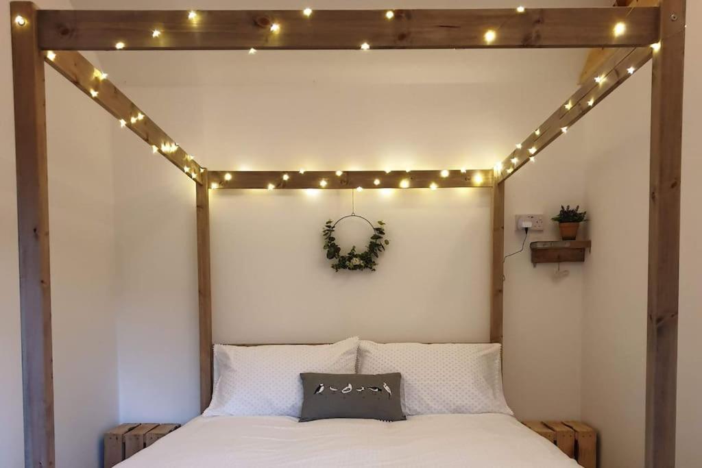 The Potting Shed Near Tenby, 100" Projector, Four Poster Bed, On-Site Hot Tub Access Via Spa Pack, Breakfast Екстер'єр фото
