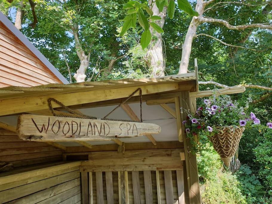 The Potting Shed Near Tenby, 100" Projector, Four Poster Bed, On-Site Hot Tub Access Via Spa Pack, Breakfast Екстер'єр фото