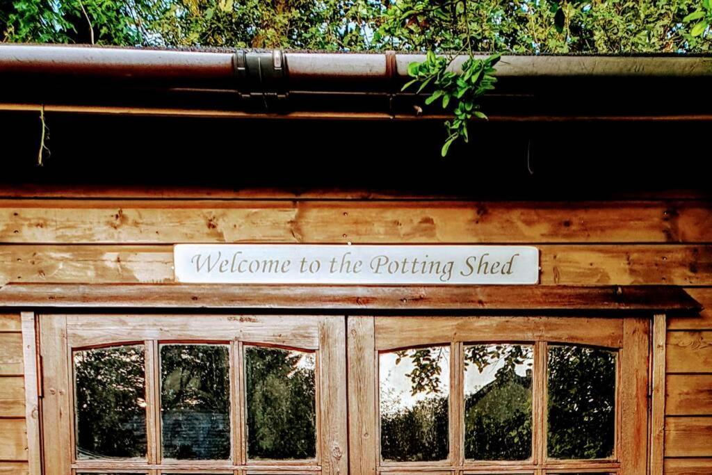 The Potting Shed Near Tenby, 100" Projector, Four Poster Bed, On-Site Hot Tub Access Via Spa Pack, Breakfast Екстер'єр фото